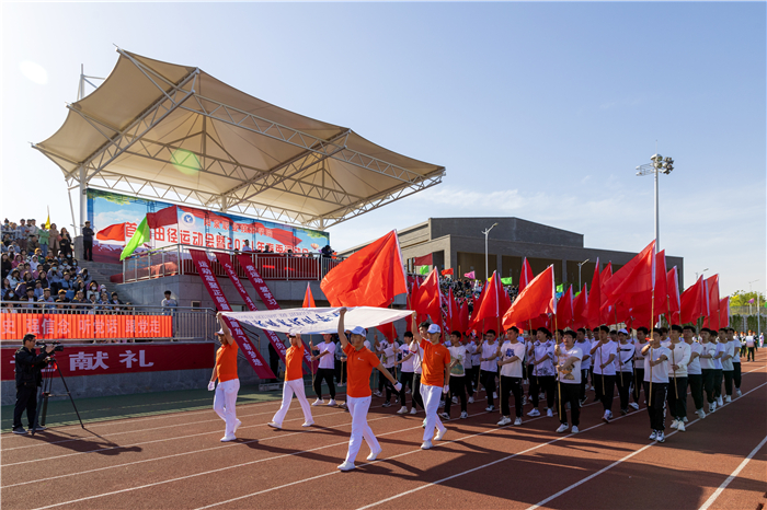 03校徽红旗方阵入场.jpg